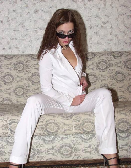 Красивая молодая девушка в туфельках на каблуке на диване - секс порно фото