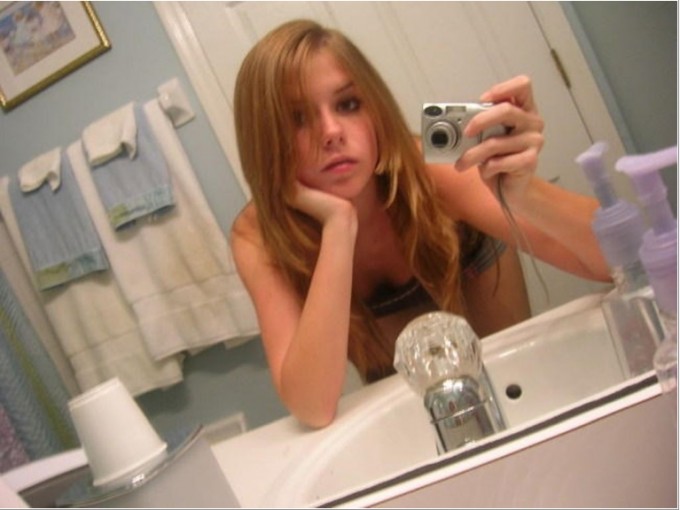 Девушки делают снимки самих себя перед зеркалом - секс порно фото
