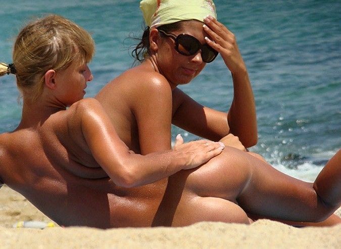 Обнаженные девушки на нудистком пляже получают загар - секс порно фото