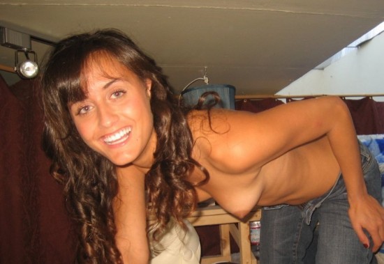 Латино-американская девушка весело ерзает попкой - секс порно фото