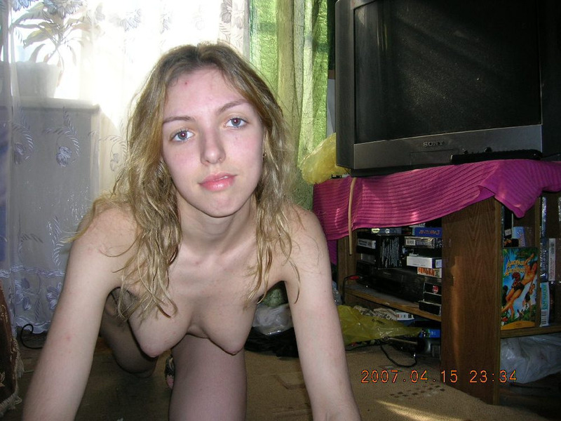 Обнаженная девушка вооружилась секс игрушкой - секс порно фото