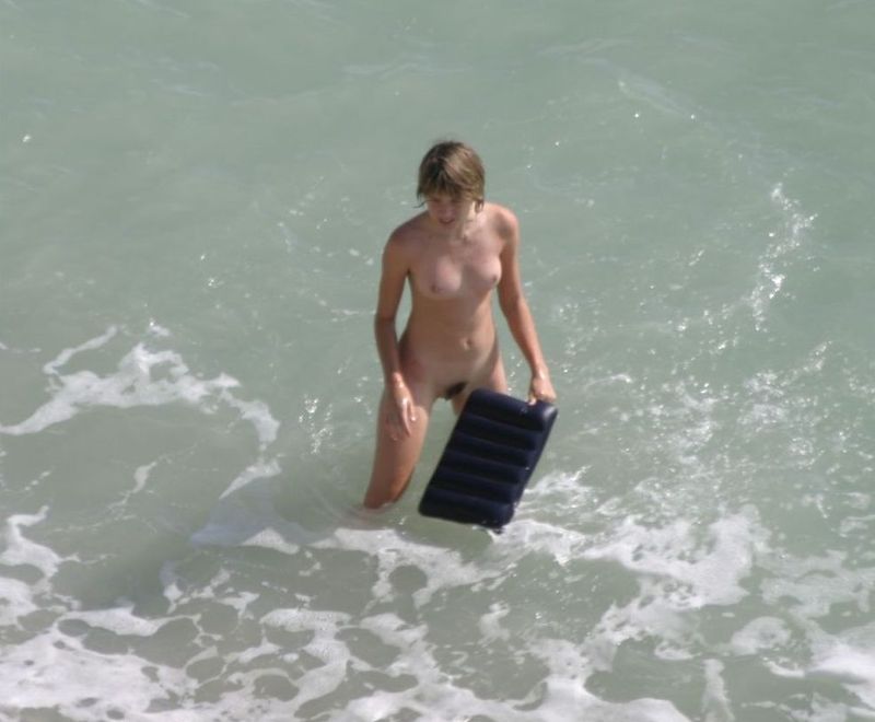 Девушки купаются и загорают голышом на пляже - секс порно фото
