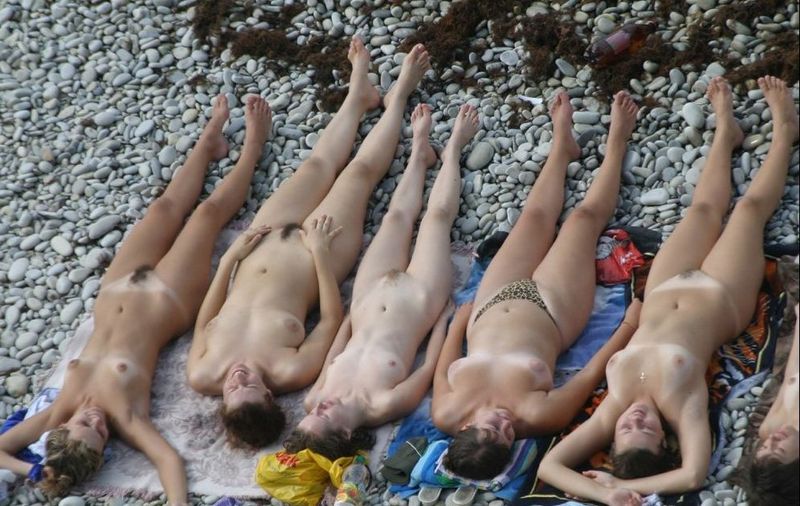 Девушки купаются и загорают голышом на пляже - секс порно фото