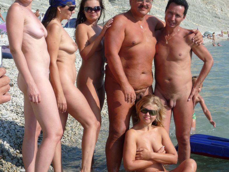 Девушка плавает на надувном матрасе на пляже с нудистами - секс порно фото