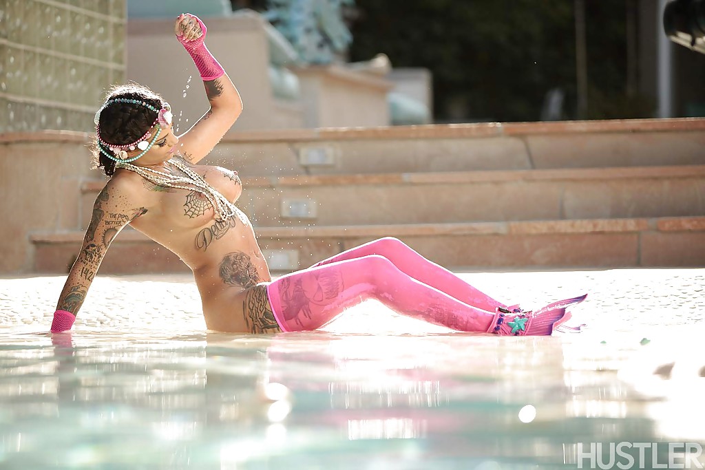 Татуированная милашка хвастается формами у бассейна - секс порно фото