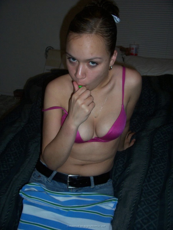 Молодая деваха разделась и обнажила волосатую киску перед камерой - секс порно фото