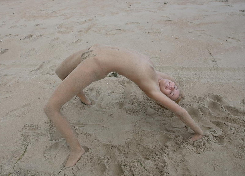 Стройная молодая девица голая позирует на пляже - секс порно фото