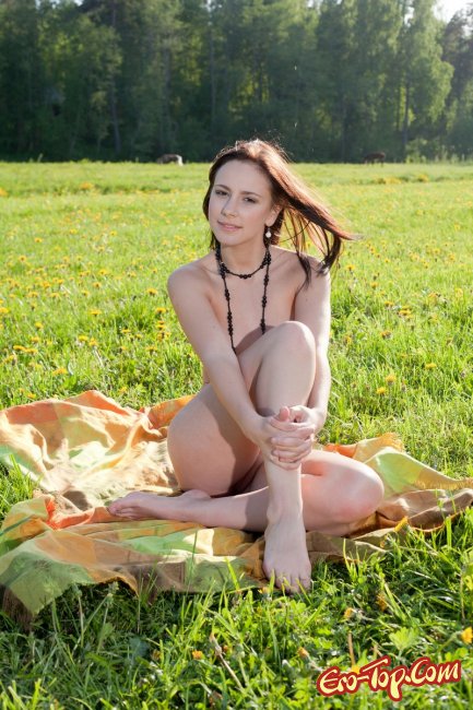 Голая девушка на поляне. Фото.
