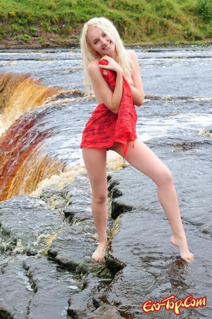 Голая девушка на водопаде. Фото.