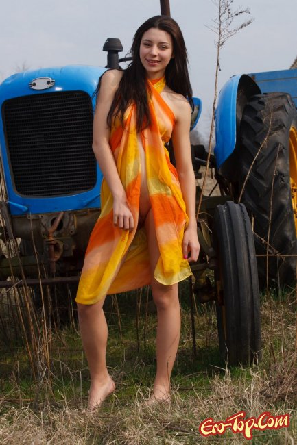 Голая девушка и трактор - Фото эротика.